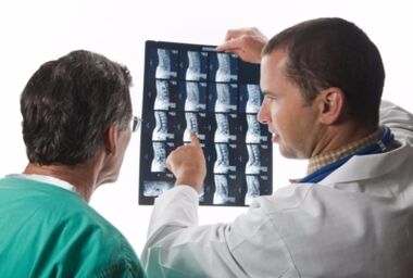 Il medico sembra immagini spinali