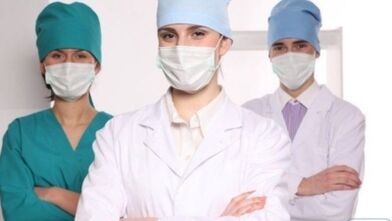 I medici danno raccomandazioni ai pazienti con osteocondrosi toracica